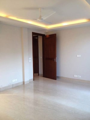 Room in 4 BHK Builder Floor at Safdarjung Development Area – for Rent