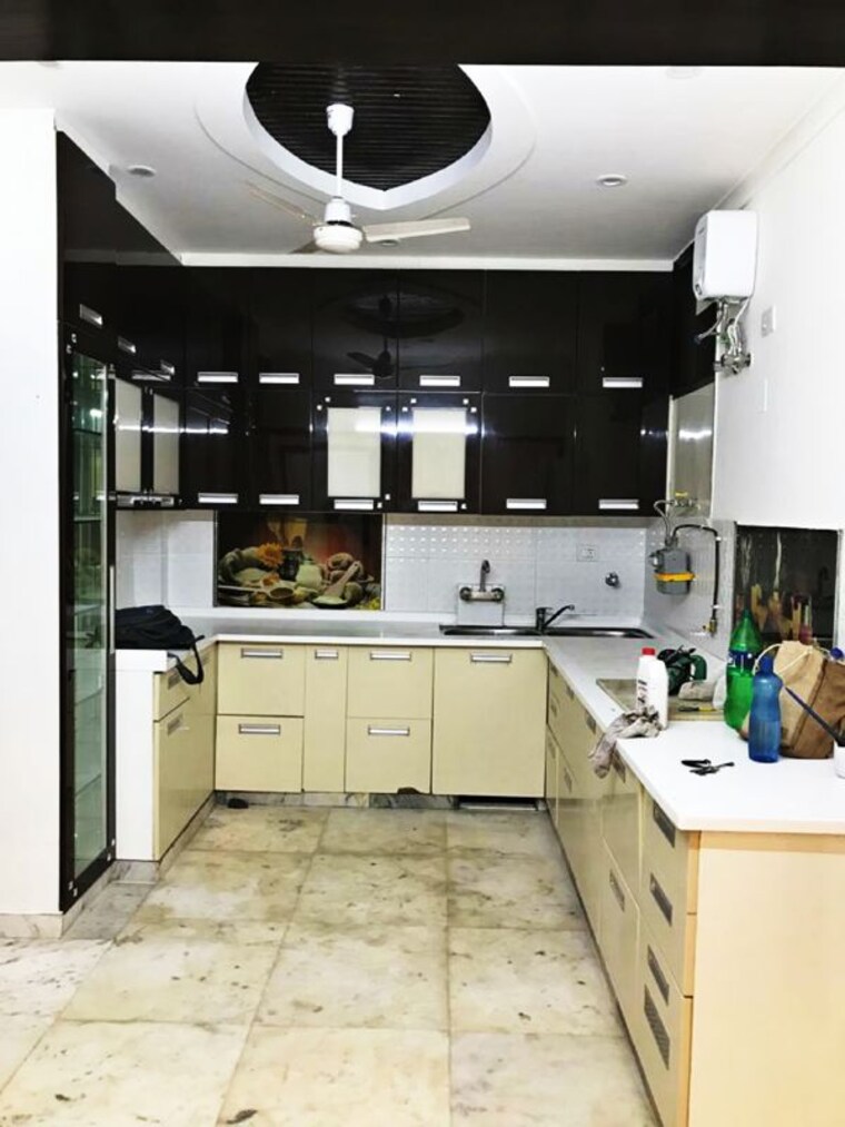 Team Area, defence colony 3 Bedroom 1953 Sq.Ft. Builder Floor In Defence Colony Delhi 10194453
