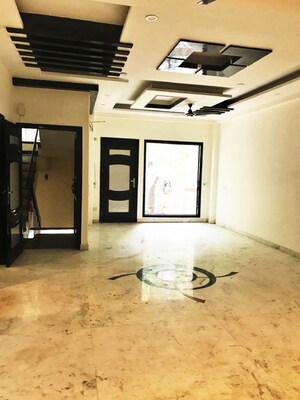 Room in 3 BHK Builder Floor at Defence Colony – for Rent