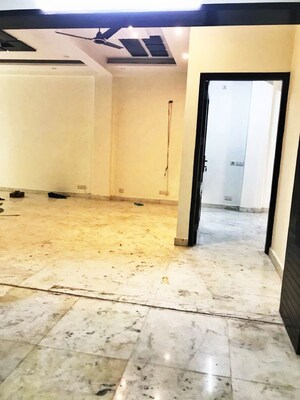 Room in 3 BHK Builder Floor at Defence Colony – for Rent