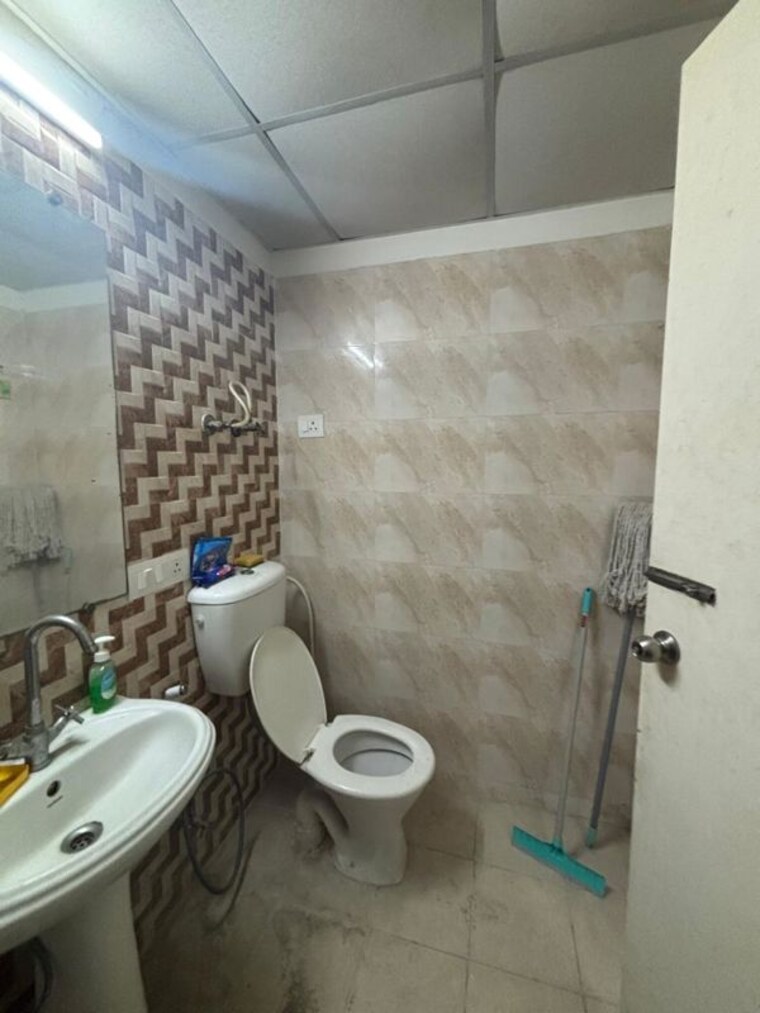 Bathroom, gaur-city-2-14th-avenue 2 Bedroom 955 Sq.Ft. Apartment In Sector 16c Greater Noida Greater Noida 10194540