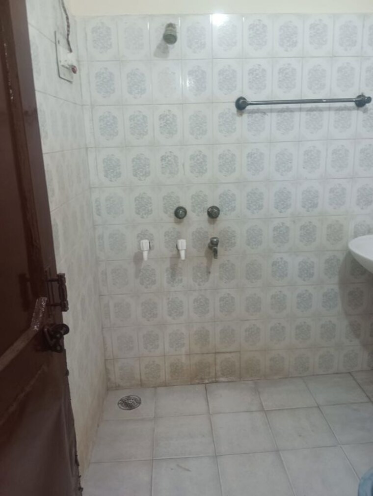 Bathroom, pinnacle-tower-sector-62 2 Bedroom 1285 Sq.Ft. Builder Floor In Sector 62 Noida 10194550