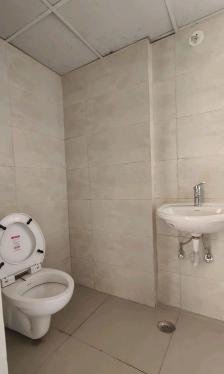 Bathroom, wave-dream-homes 2 Bedroom 840 Sq.Ft. Apartment In Wave City Ghaziabad 10194553