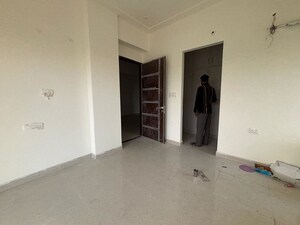 Room in 3.5 BHK Apartment at Omaxe Waterscapes, Gomti Nagar – for Rent