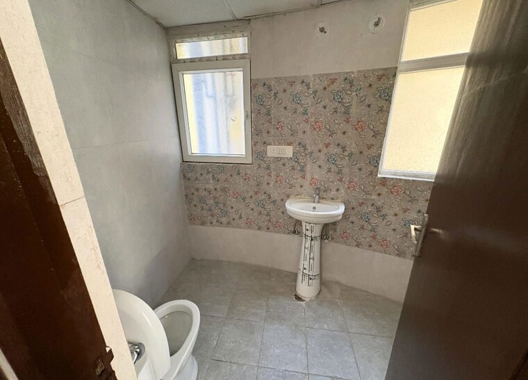 Bathroom, rise-organic-homes 3 Bedroom 1496 Sq.Ft. Apartment In Mahurali Ghaziabad 10194616
