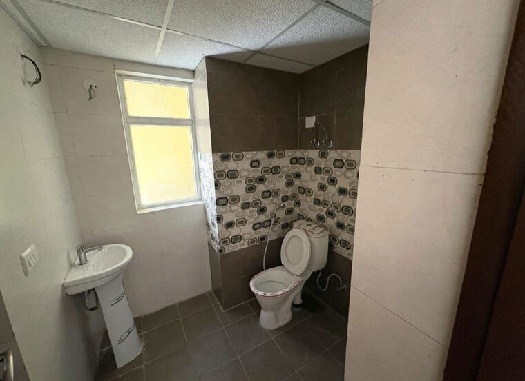 Washroom, rise-organic-homes 3 Bedroom 1496 Sq.Ft. Apartment In Mahurali Ghaziabad 10194616