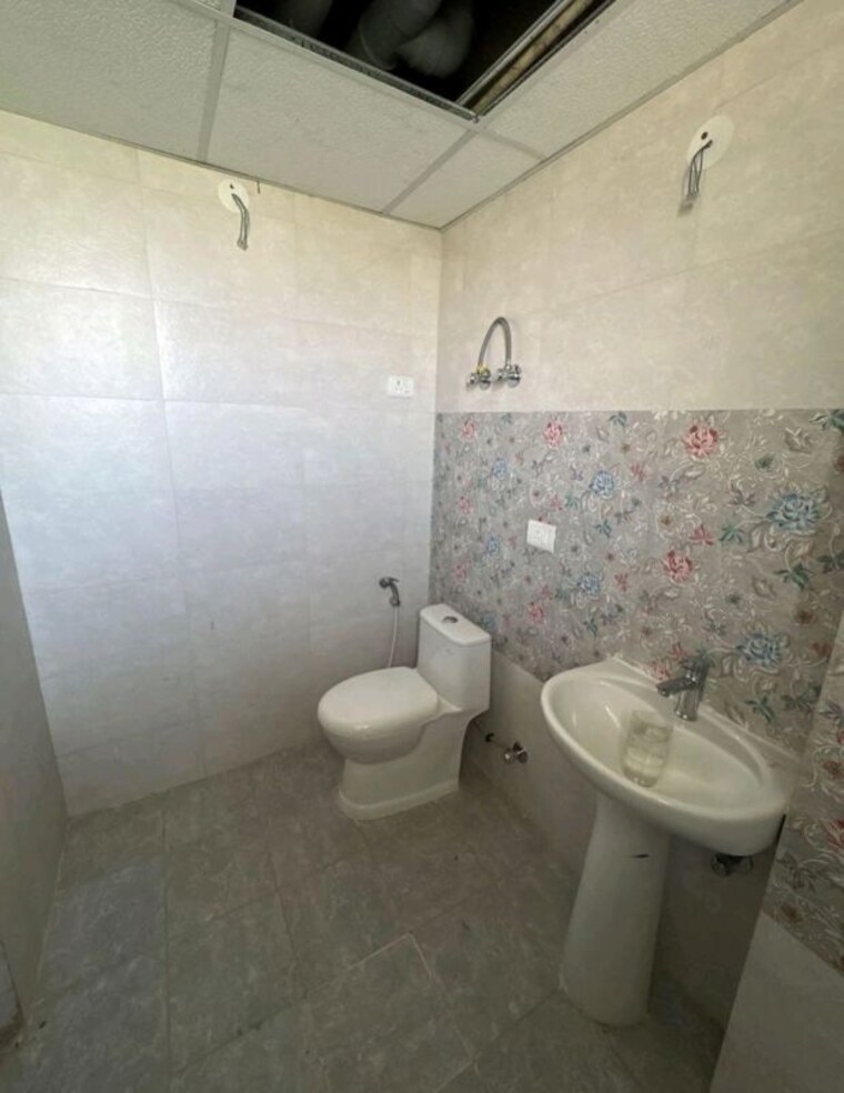 Bathroom, rise-organic-homes 2 Bedroom 1040 Sq.Ft. Apartment In Mahurali Ghaziabad 10194636