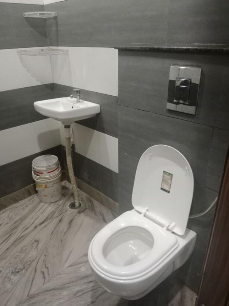 Bathroom, sector 18 1.5 Bedroom 810 Sq.Ft. Builder Floor In Sector 18 Panipat 10194730