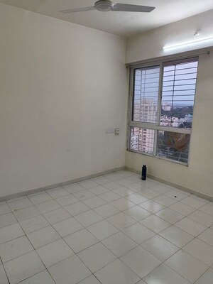 Room in 2 BHK Apartment at Piramal Vaikunth, Balkum Pada – for Rent