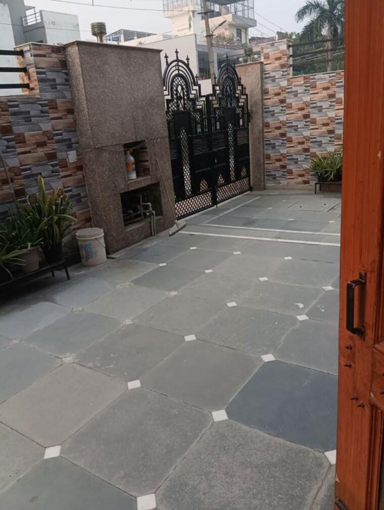 Balcony, sector 28 4 Bedroom 350 Sq.Yd. Independent House In Sector 28 Faridabad 10195017