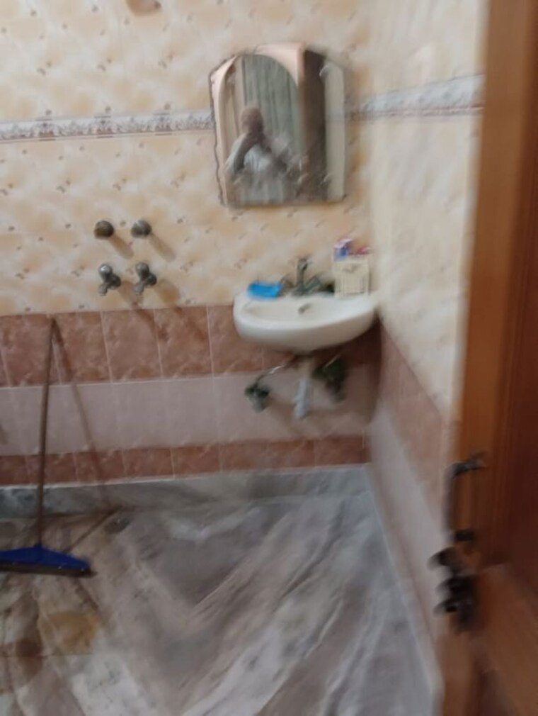 Bathroom, sector 28 4 Bedroom 350 Sq.Yd. Independent House In Sector 28 Faridabad 10195017