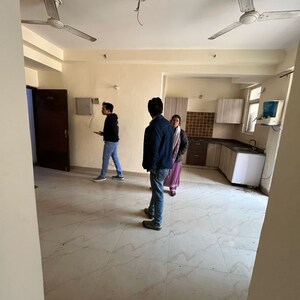 Room in 2.5 BHK Apartment at Amrapali Zodiac, Sector 120 – for Rent