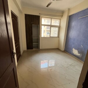 Room in 2.5 BHK Apartment at Amrapali Zodiac, Sector 120 – for Rent