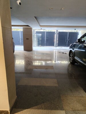 Parking in 4 BHK Builder Floor at Defence Colony – for Rent