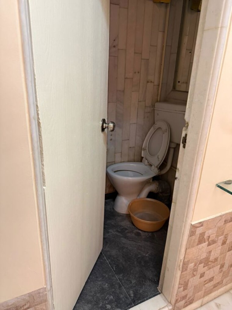 Bathroom, gangotri-chs-khar 3 Bedroom 1500 Sq.Ft. Apartment In Khar West Mumbai 10195089