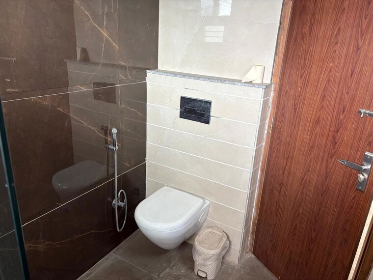 Bathroom, srishti-greenfield-homes 4 Bedroom 3600 Sq.Ft. Builder Floor In Green Fields Colony Faridabad 10195043