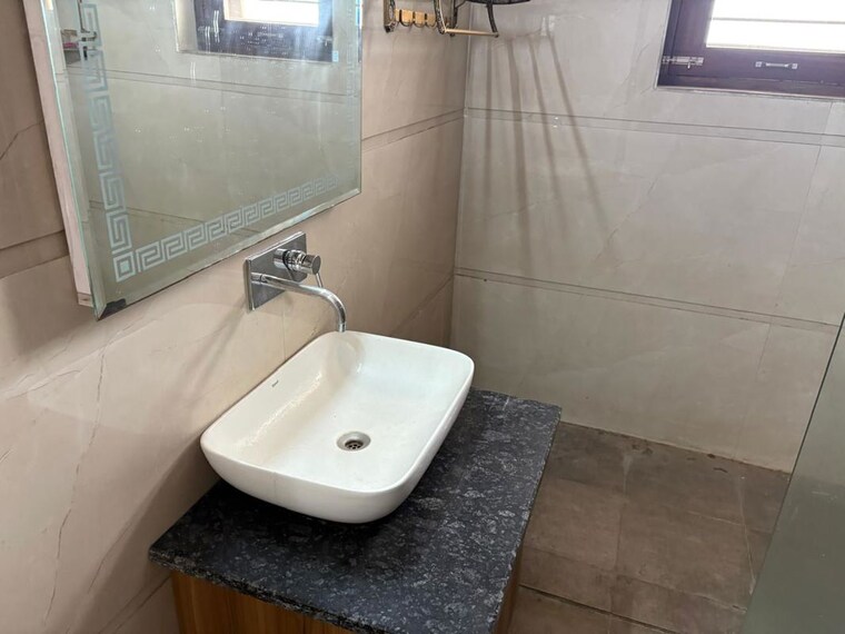Bathroom, srishti-greenfield-homes 4 Bedroom 3600 Sq.Ft. Builder Floor In Green Fields Colony Faridabad 10195043