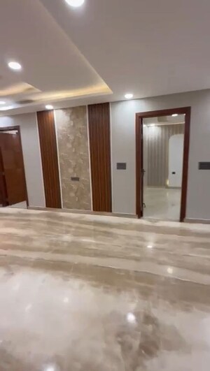 Room in 4 BHK Builder Floor at Faridabad Central – for Rent
