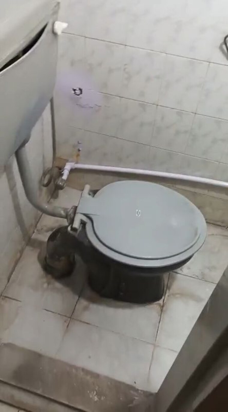 Bathroom, andheri east 1.5 Bedroom 550 Sq.Ft. Apartment In Andheri East Mumbai 10195177