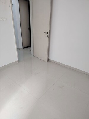 Room in 2 BHK Apartment at Ashish Garden, Kothrud – for Rent