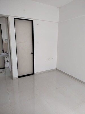 Room in 2 BHK Apartment at Ashish Garden, Kothrud – for Rent