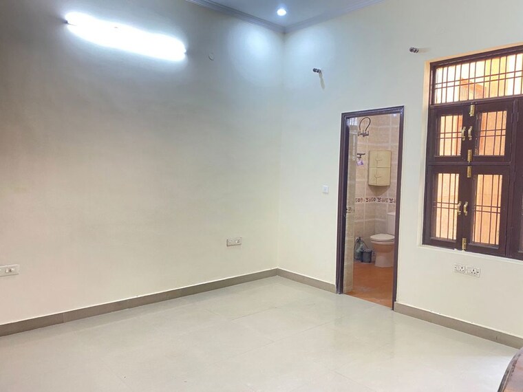 Room, sector 46 2.5 Bedroom 180 Sq.Yd. Builder Floor In Sector 46 Faridabad 10195306