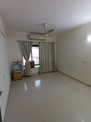 Room in 3 BHK Apartment at Lokhandwala Whispering Palms, Kandivali East – for Rent