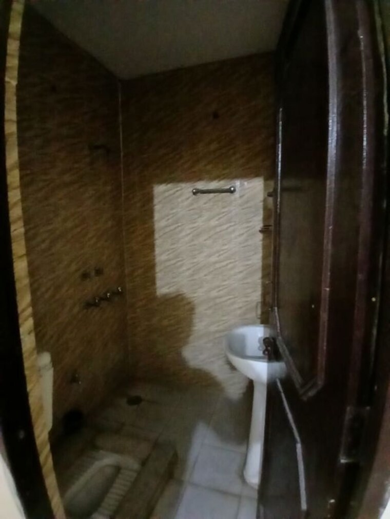 Bathroom, spring-field 2.5 Bedroom 125 Sq.Ft. Builder Floor In Sector 31 Faridabad 10195322