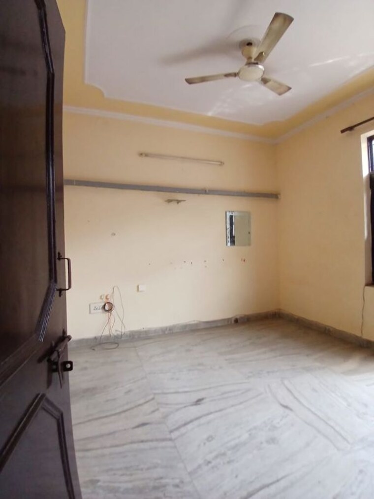 Room, spring-field 2.5 Bedroom 125 Sq.Ft. Builder Floor In Sector 31 Faridabad 10195322