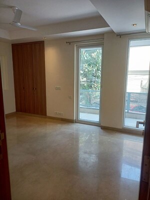 Room in 3 BHK Apartment at Chittaranjan Park – for Rent