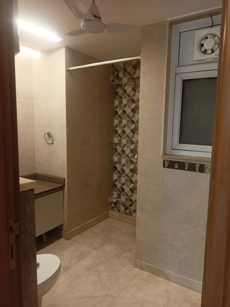 Bathroom, chittaranjan park 3 Bedroom 2300 Sq.Ft. Apartment In Chittaranjan Park Delhi 10195305