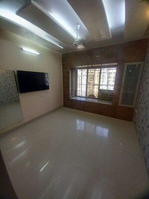Room in 3 BHK Apartment at Lokhandwala Whispering Palms, Kandivali East – for Rent