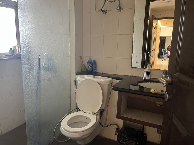 Bathroom, unitech-escape 3 Bedroom 2100 Sq.Ft. Apartment In Sector 50 Gurgaon 10195315