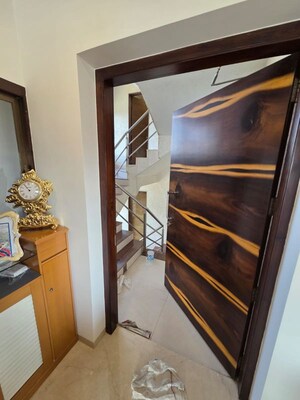  3 BHK Apartment at Shiv Kutir, Khar West – for Rent