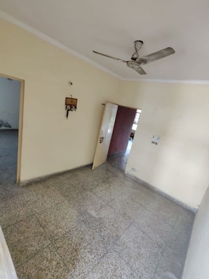 Room in 3 BHK Builder Floor at Green Fields Colony – for Rent