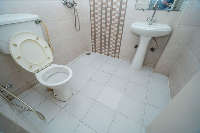 Bathroom, gaur-city-2-12th-avenue 2.5 Bedroom 1055 Sq.Ft. Apartment In Sector 16c Greater Noida Greater Noida 10195405