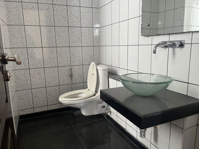 Bathroom, unitech-uniworld-gardens 3 Bedroom 2086 Sq.Ft. Apartment In Sector 47 Gurgaon 10195424