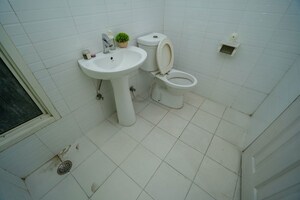 Bathroom in 2.5 BHK Apartment at Supertech Cape Town, Sector 74 – for Sale