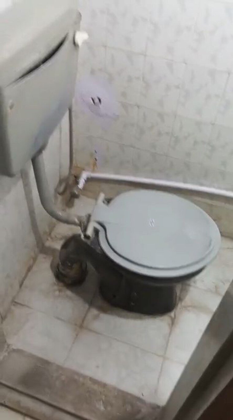 Bathroom, andheri east 1.5 Bedroom 600 Sq.Ft. Apartment In Andheri East Mumbai 10195704