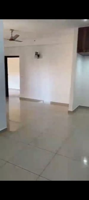 Room in 3 BHK Apartment at Mahaluxmi Migsun Ultimo, Omicron Iii Greater Noida – for Rent