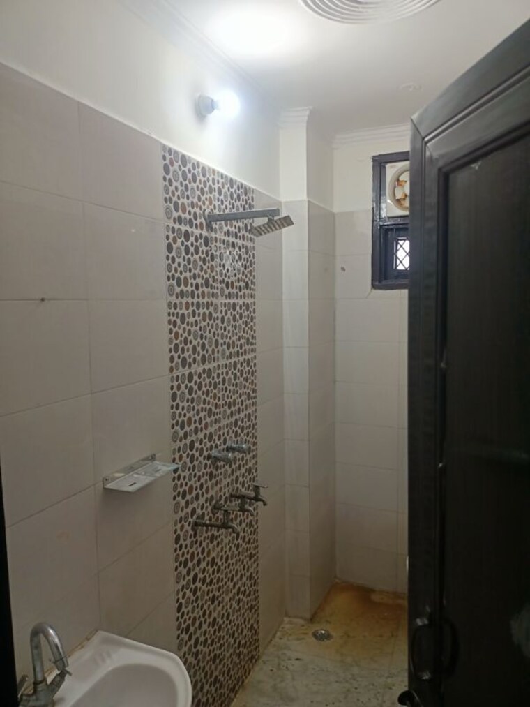 Bathroom, pochanpur colony 1 Bedroom 50 Sq.Yd. Builder Floor In Pochanpur Colony Delhi 10196159