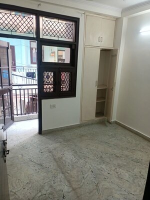 Room in 1 BHK Builder Floor at Pochanpur Colony – for Rent