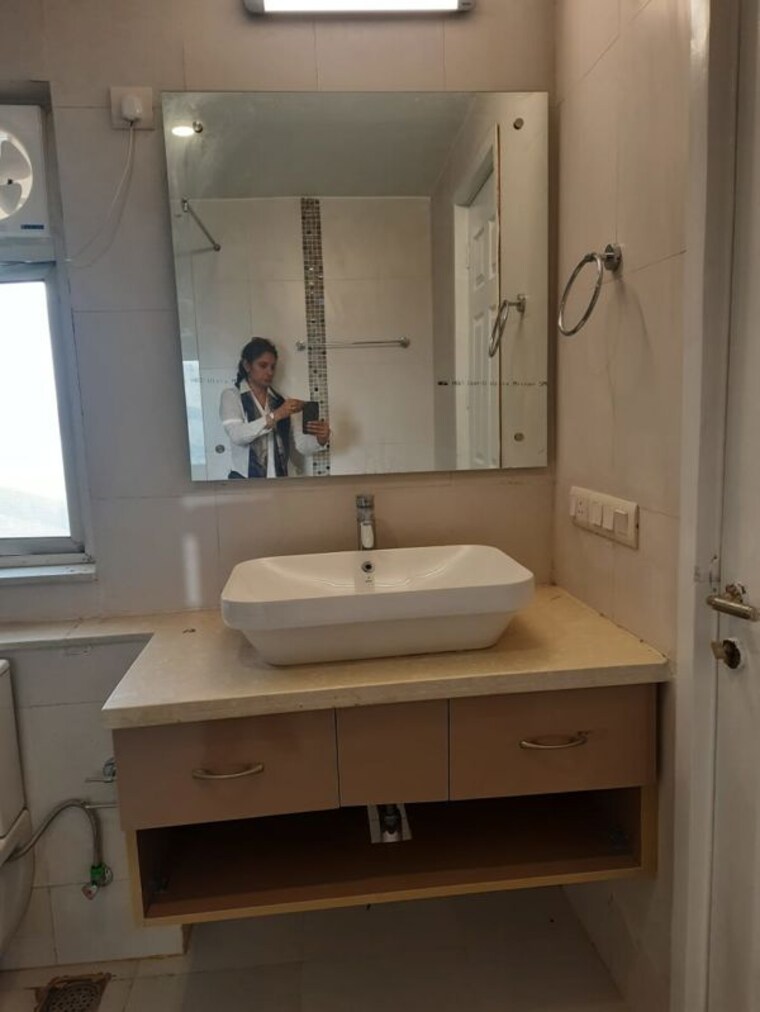 Bathroom, unitech-harmony 3.5 Bedroom 2700 Sq.Ft. Apartment In Sector 50 Gurgaon 10196160