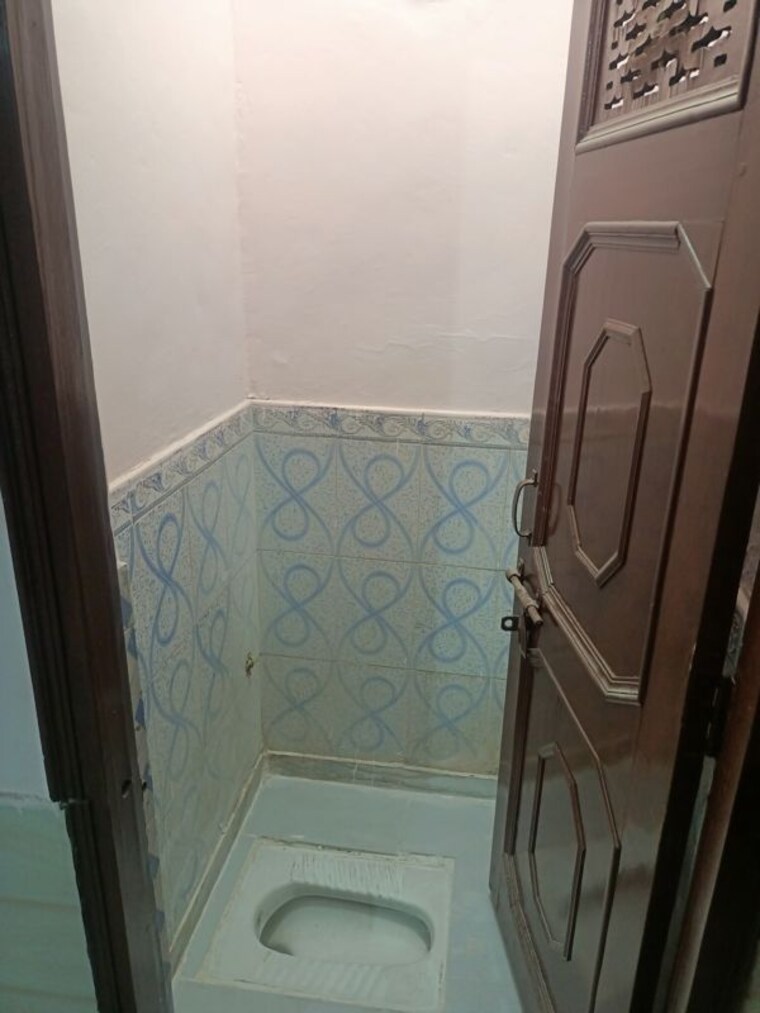 Bathroom, pochanpur colony 2 Bedroom 70 Sq.Yd. Builder Floor In Pochanpur Colony Delhi 10196404