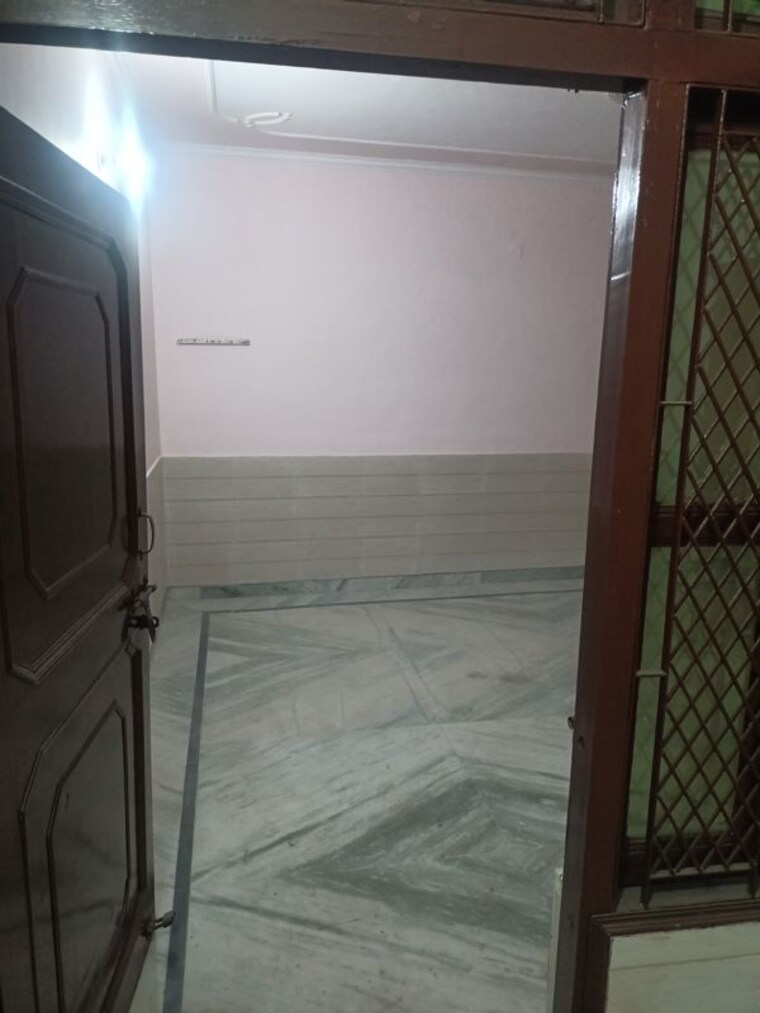 Room, pochanpur colony 2 Bedroom 70 Sq.Yd. Builder Floor In Pochanpur Colony Delhi 10196404