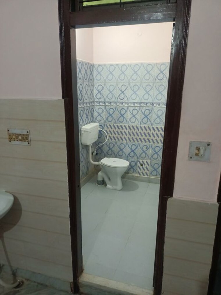 Bathroom, pochanpur colony 2 Bedroom 70 Sq.Yd. Builder Floor In Pochanpur Colony Delhi 10196404