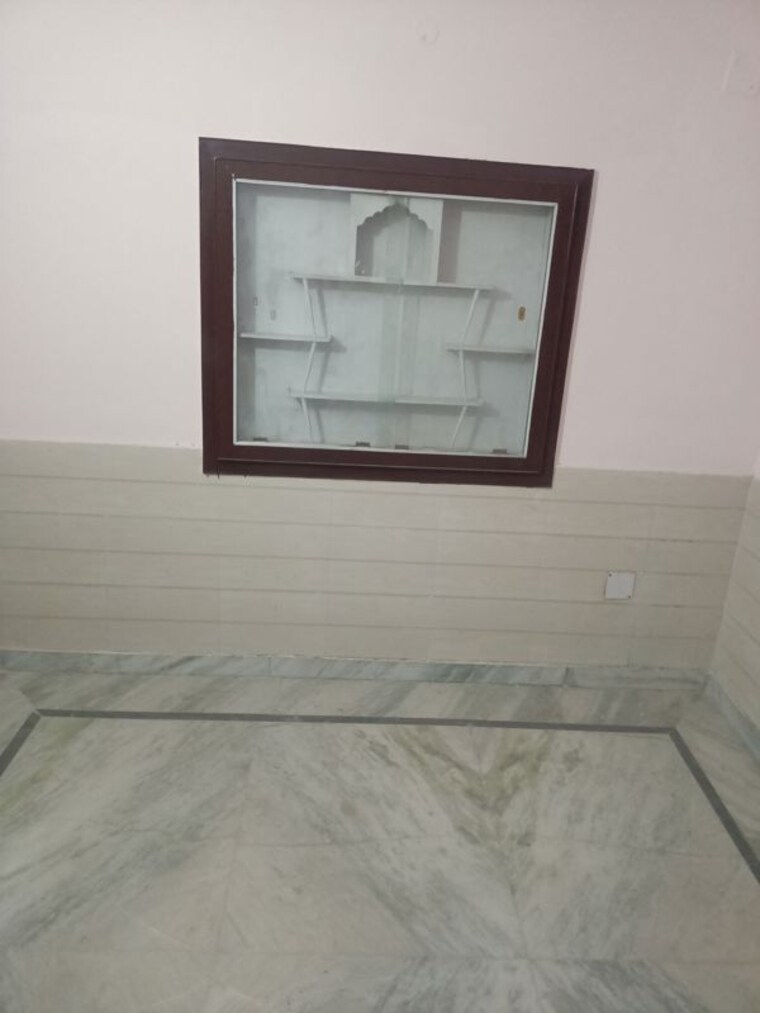 Room, pochanpur colony 2 Bedroom 70 Sq.Yd. Builder Floor In Pochanpur Colony Delhi 10196404