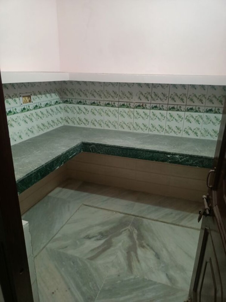 Kitchen, pochanpur colony 2 Bedroom 70 Sq.Yd. Builder Floor In Pochanpur Colony Delhi 10196404