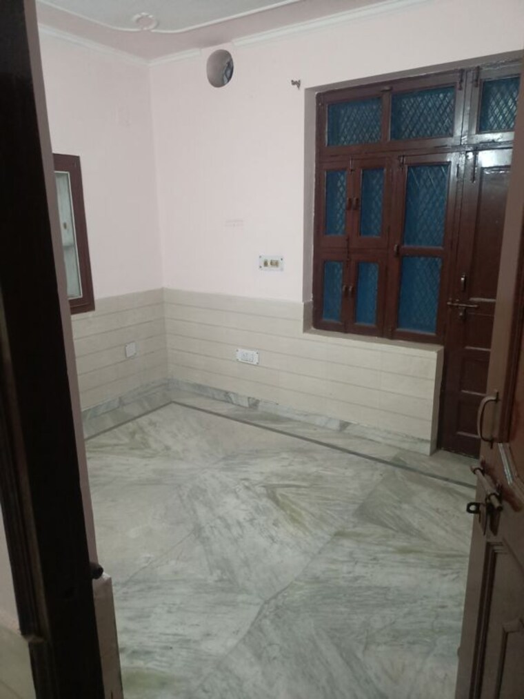 Room, pochanpur colony 2 Bedroom 70 Sq.Yd. Builder Floor In Pochanpur Colony Delhi 10196404