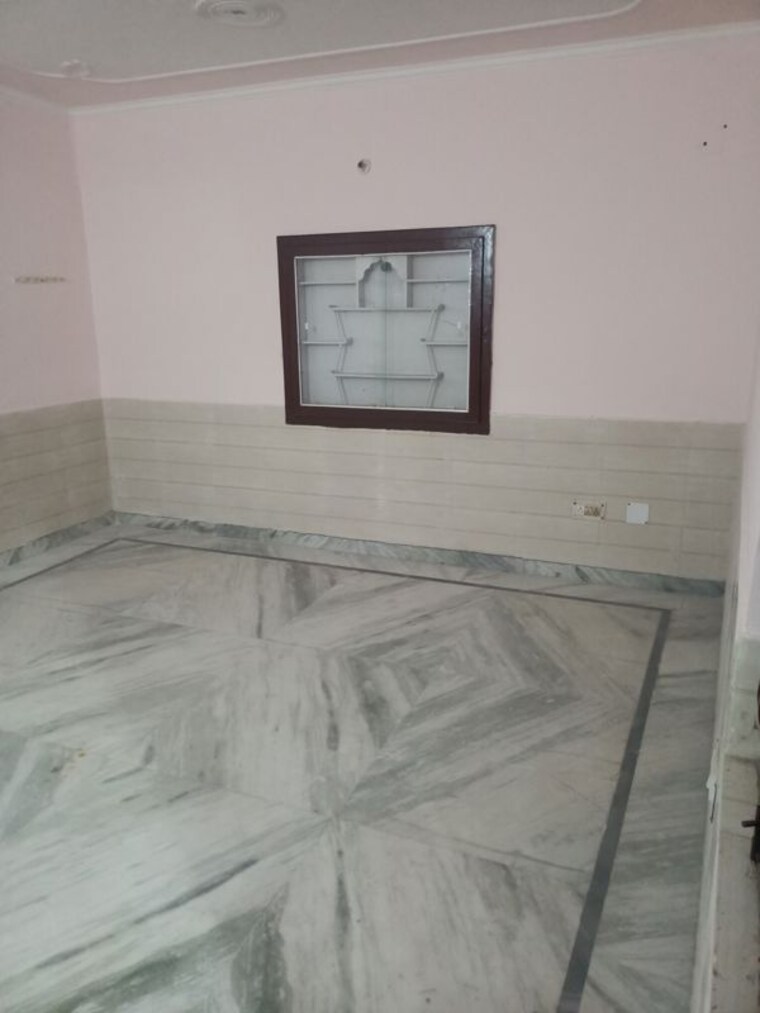 Room, pochanpur colony 2 Bedroom 70 Sq.Yd. Builder Floor In Pochanpur Colony Delhi 10196404